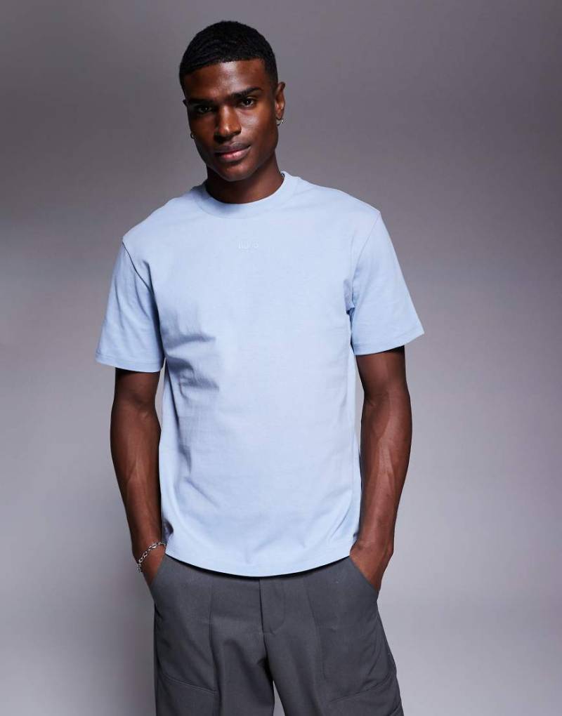 HUGO Red - Dapolino - Locker geschnittenes T-Shirt in Hellblau mit mittigem, gleichfarbigem Logo von Hugo Red