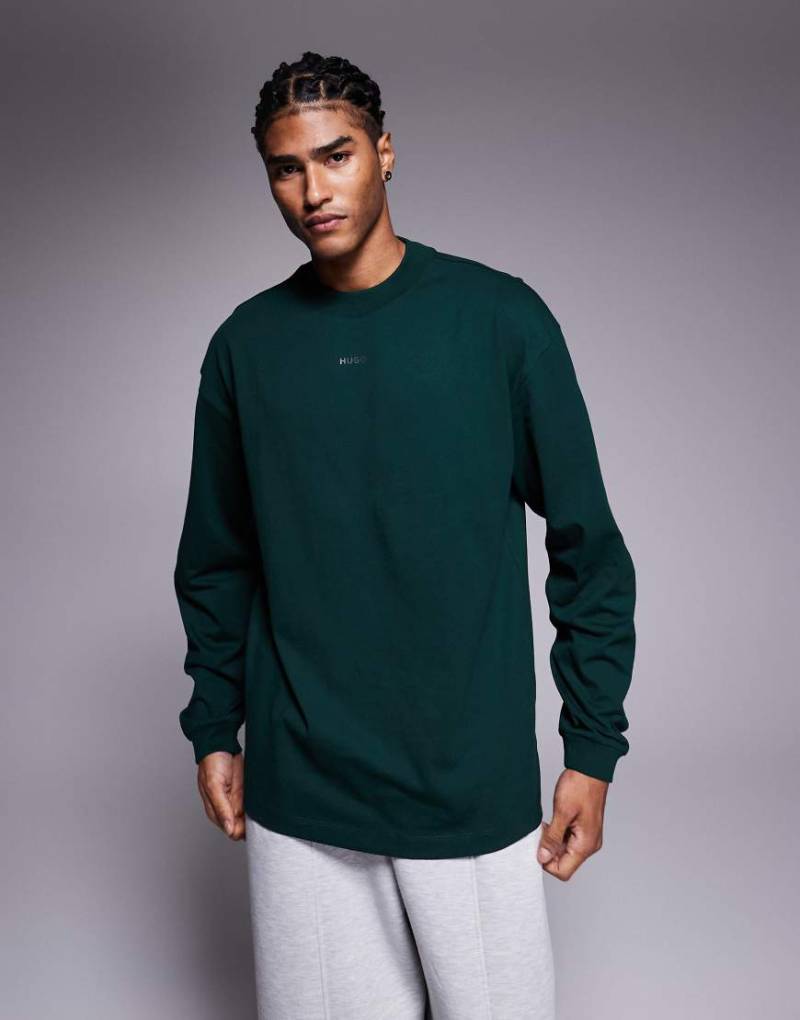 HUGO Red - Daposo - Langarmshirt in Dunkelgrün mit Relaxed-Fit-Passform und mittigem Logo HUGO Red - Daposo - Langarmshirt in Dunkelgrün mit Relaxed-Fit-Passform und mittigem Logo von Hugo Red