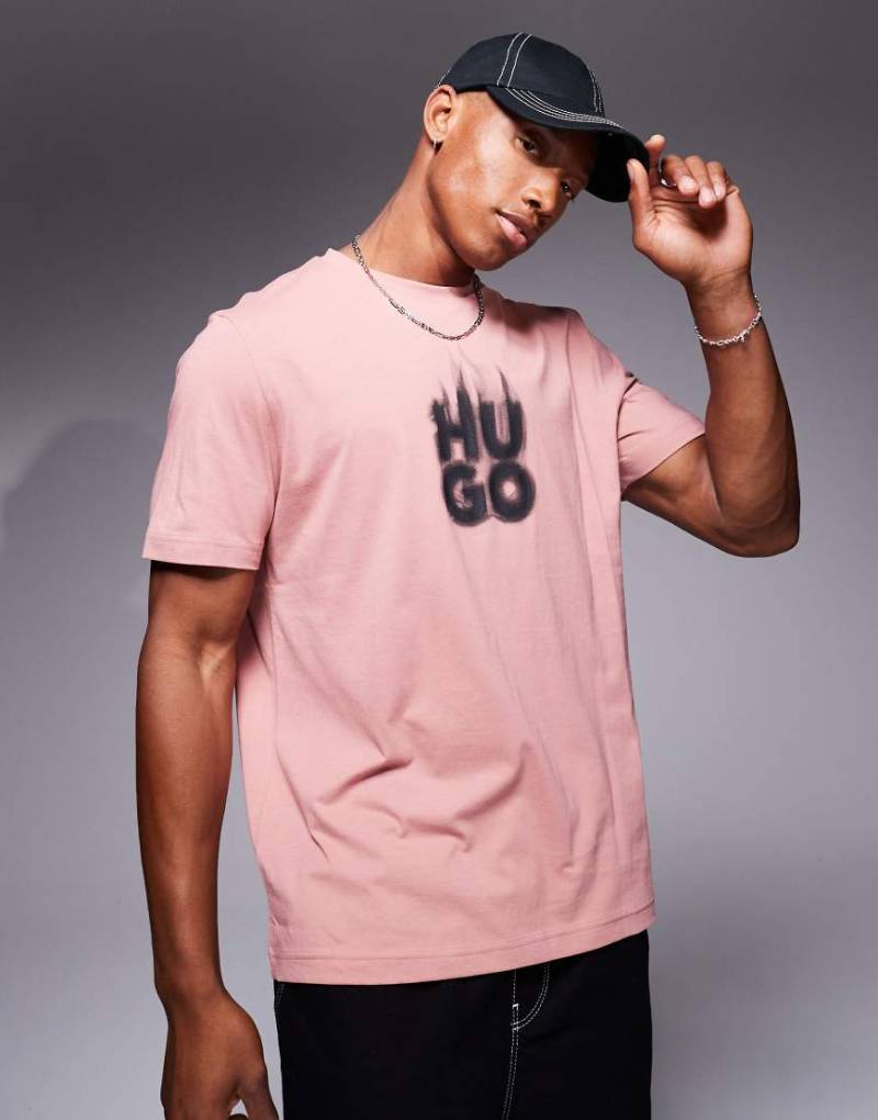 HUGO Red - Delayer - T-Shirt in Rosa mit mehrzeiligem, qualmendem Logo-Rot von Hugo Red