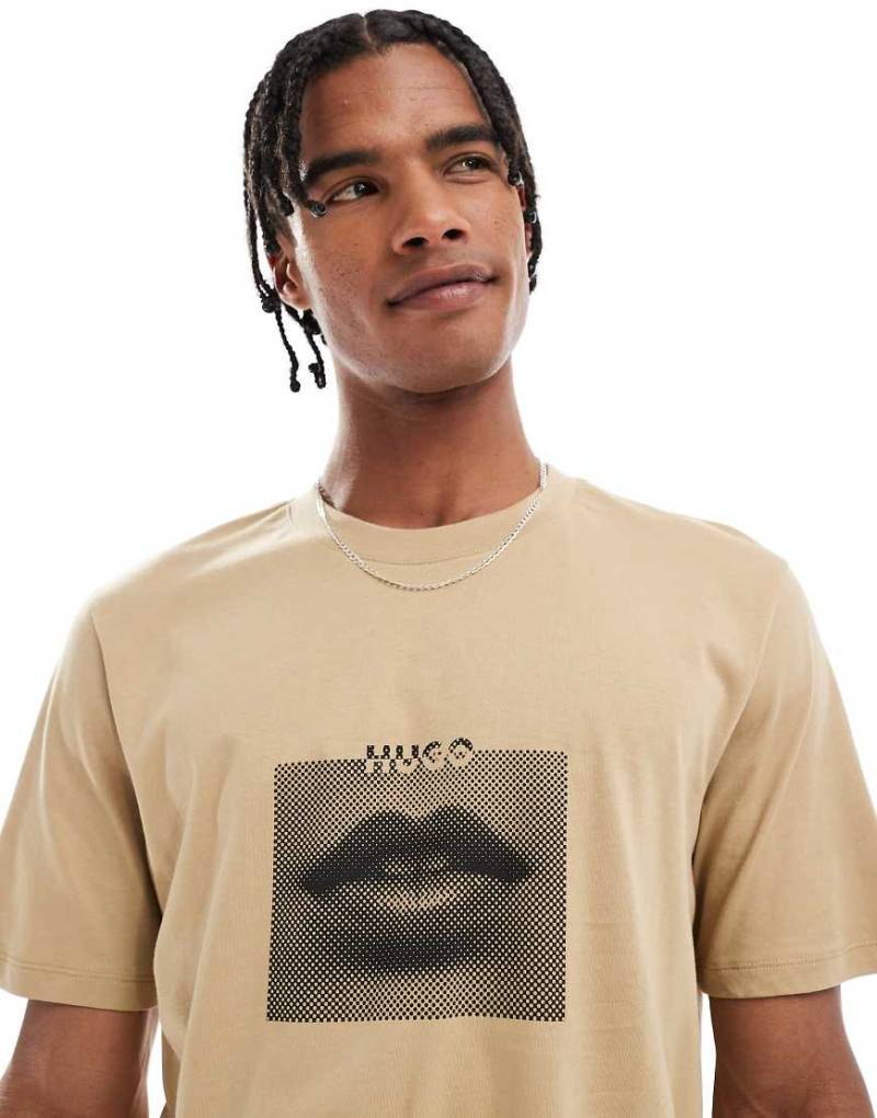 HUGO Red - Deterni - T-Shirt in Beige mit Print-Neutral von Hugo Red