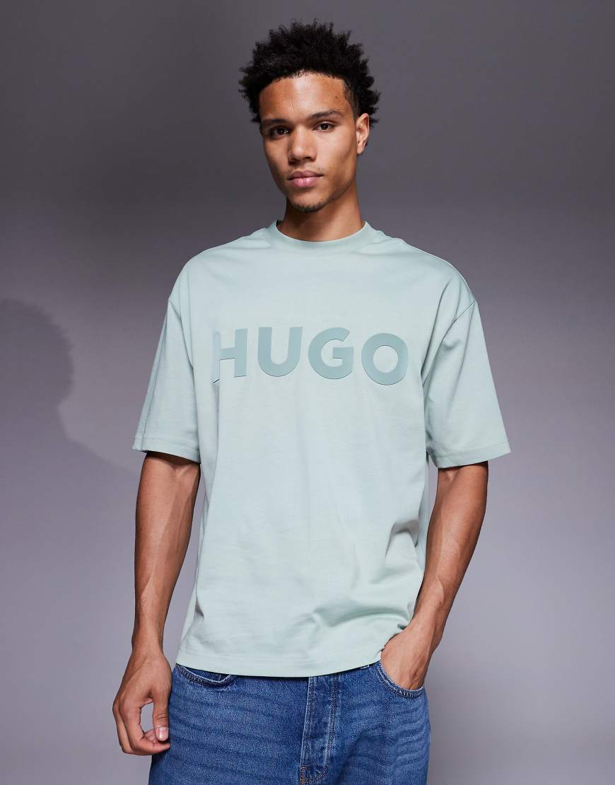 HUGO Red - Dinkee - Oversize-T-Shirt in Hellgrün mit farblich abgestimmtem Logo HUGO Red - Dinkee - Oversize-T-Shirt in Hellgrün mit farblich abgestimmtem Logo von Hugo Red