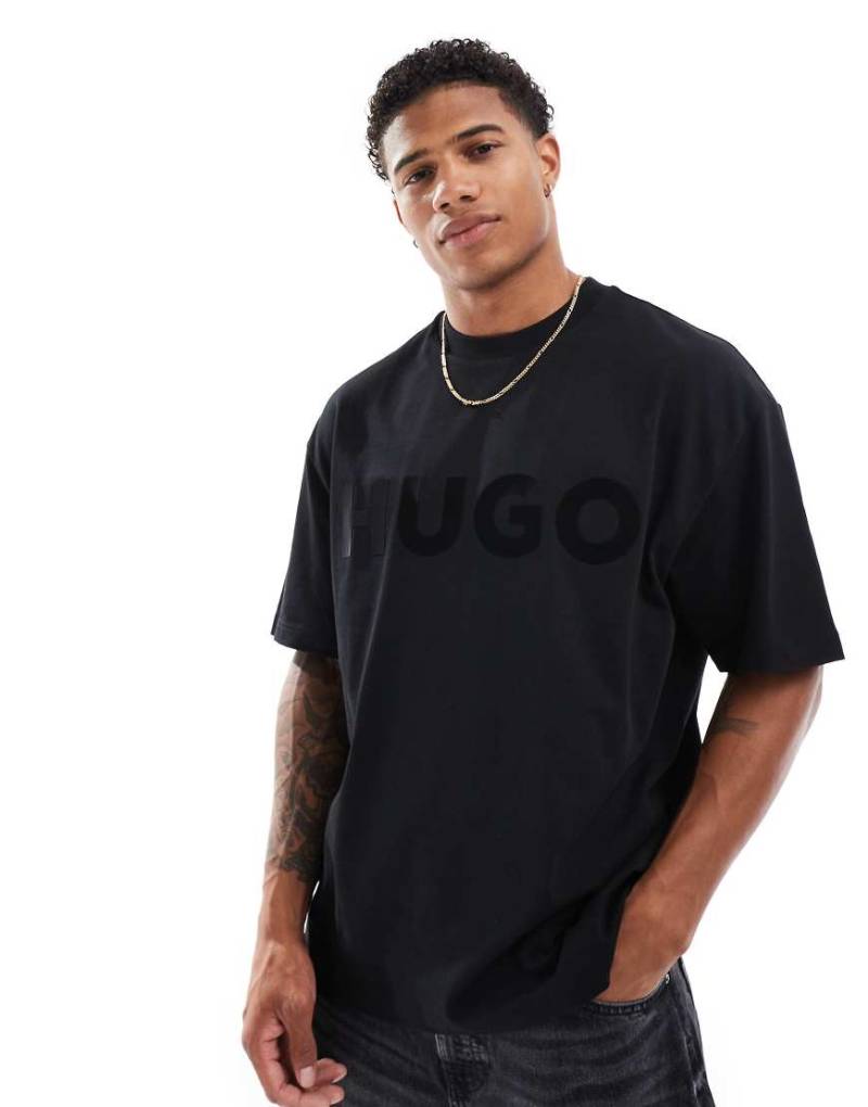 HUGO Red - Dinkee - Oversize-T-Shirt in Schwarz mit farblich abgestimmtem Logo von Hugo Red