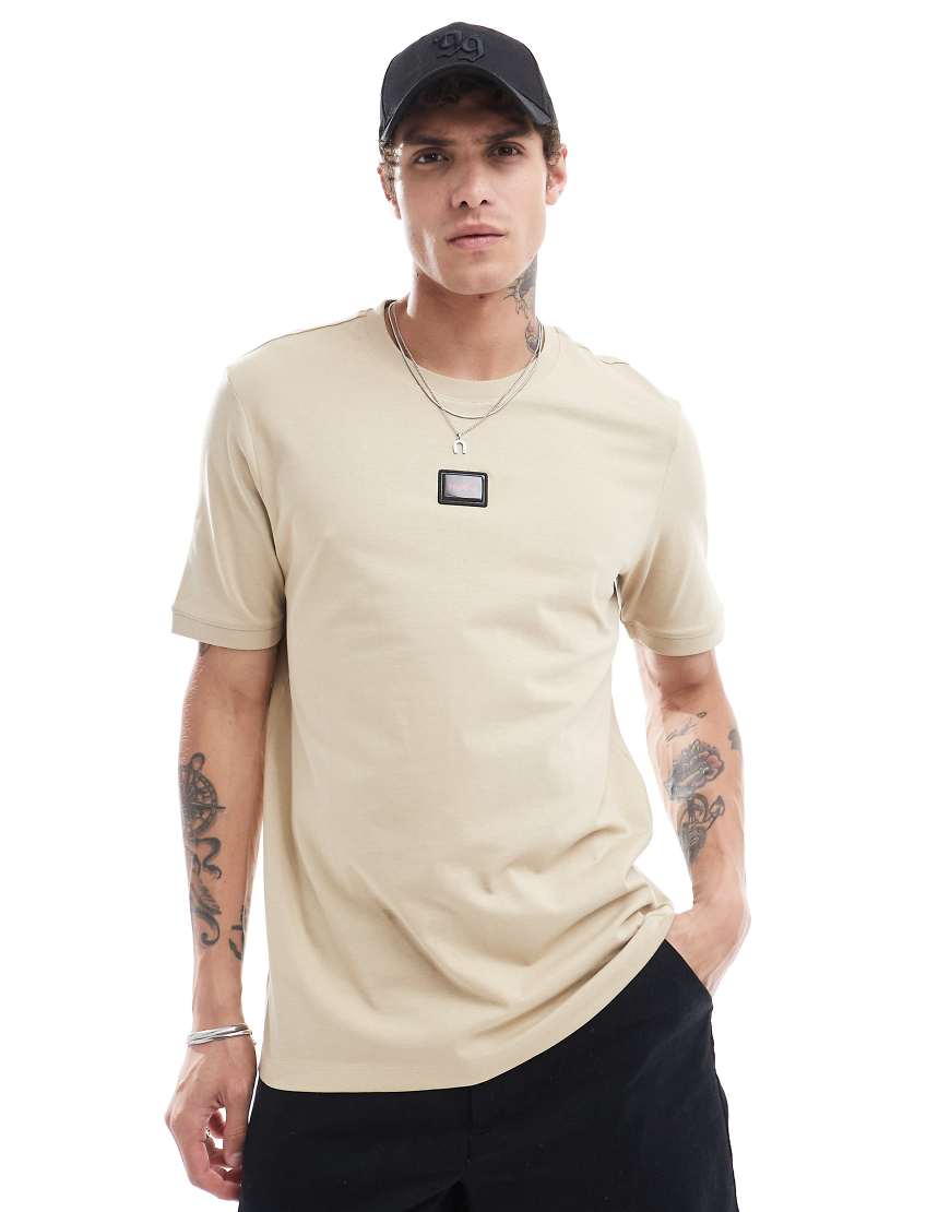 HUGO Red - Diragolino - T-Shirt in Beige mit mittigem Logo-Aufnäher-Neutral HUGO Red - Diragolino - T-Shirt in Beige mit mittigem Logo-Aufnäher-Neutral von Hugo Red
