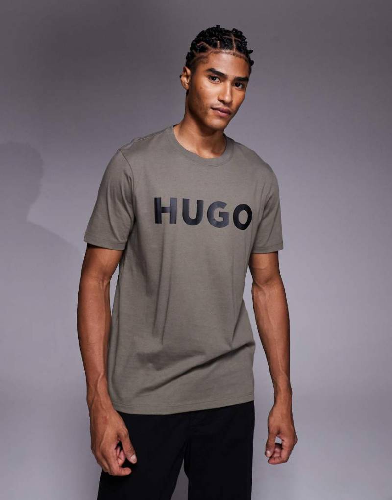 HUGO Red - Dulivio - T-Shirt in Mittelgrau mit Logo auf der Vorderseite von Hugo Red