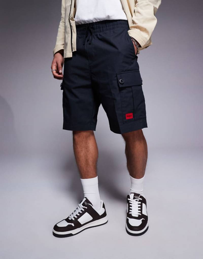 HUGO Red - Garlio - Cargo-Sweatshorts in Schwarz mit Logo-Aufnäher von Hugo Red