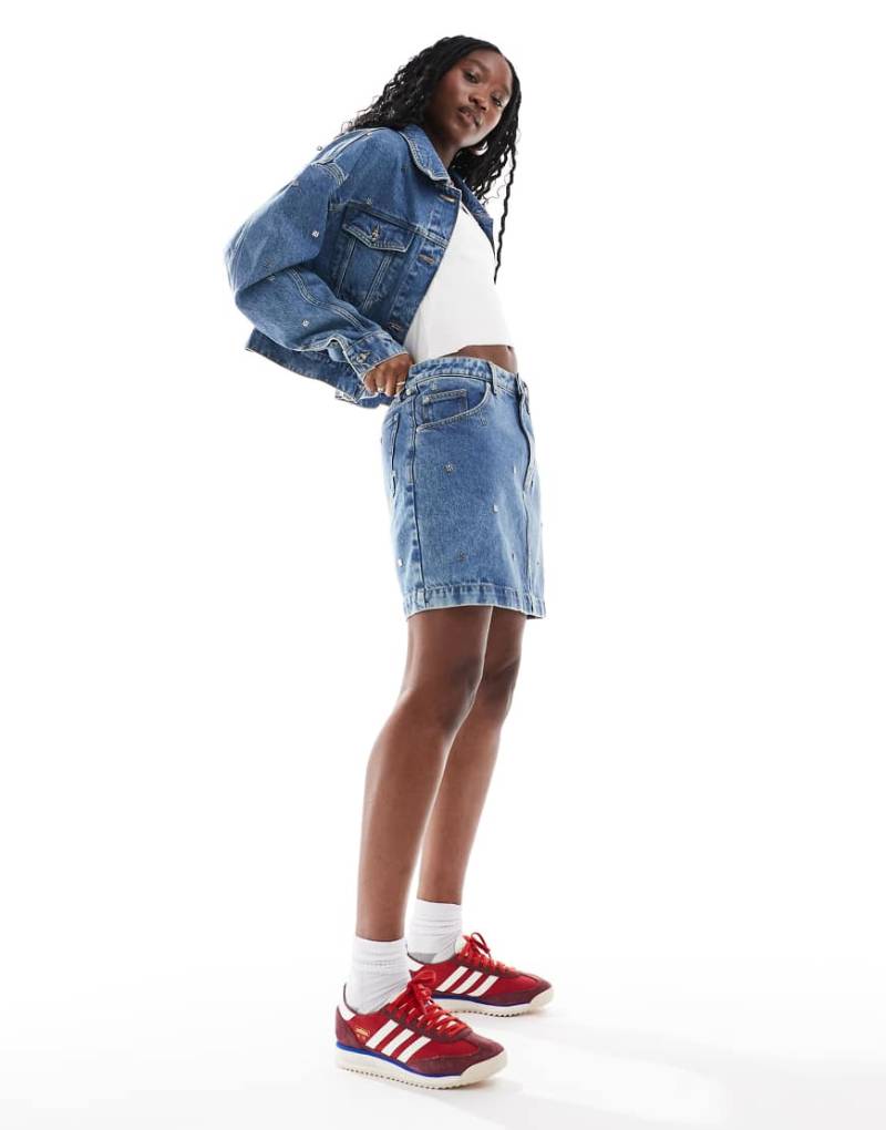 HUGO Red - Gebisi - Kurzer Jeansrock in mittelblauer Waschung mit durchgehendem Logo-Nietenmuster von Hugo Red