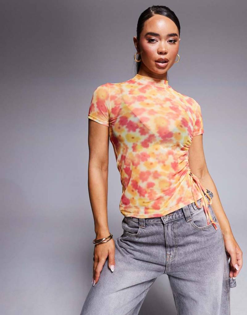 HUGO Red - Hochgeschlossenes Netzstoff-T-Shirt in Gelb und Rosa mit Blumenmuster und gebundener seitlicher Raffung von Hugo Red