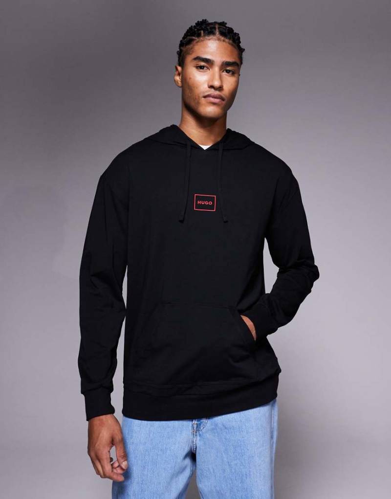 HUGO Red - Laze - Locker geschnittenes, langärmliges Lounge-T-Shirt in Schwarz mit Kapuze und mittigem Logo von Hugo Red