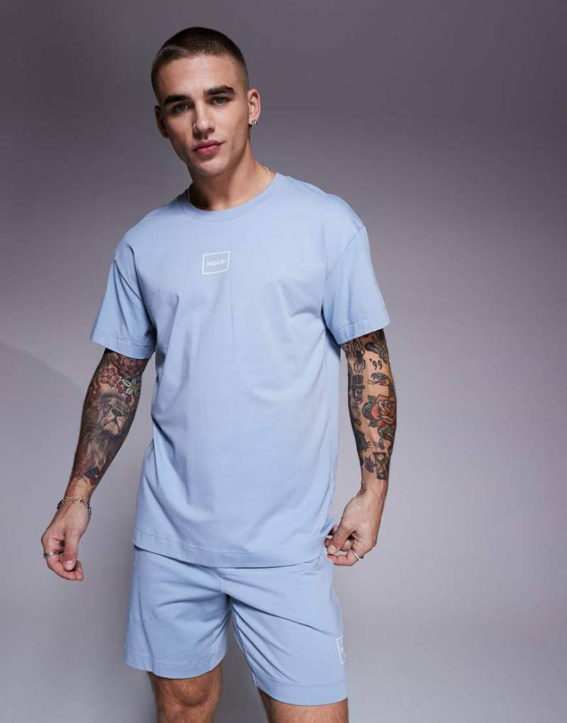 HUGO Red - Laze - Locker geschnittenes Lounge-T-Shirt in Hellblau mit mittigem Kasten-Logo, Kombiteil von Hugo Red