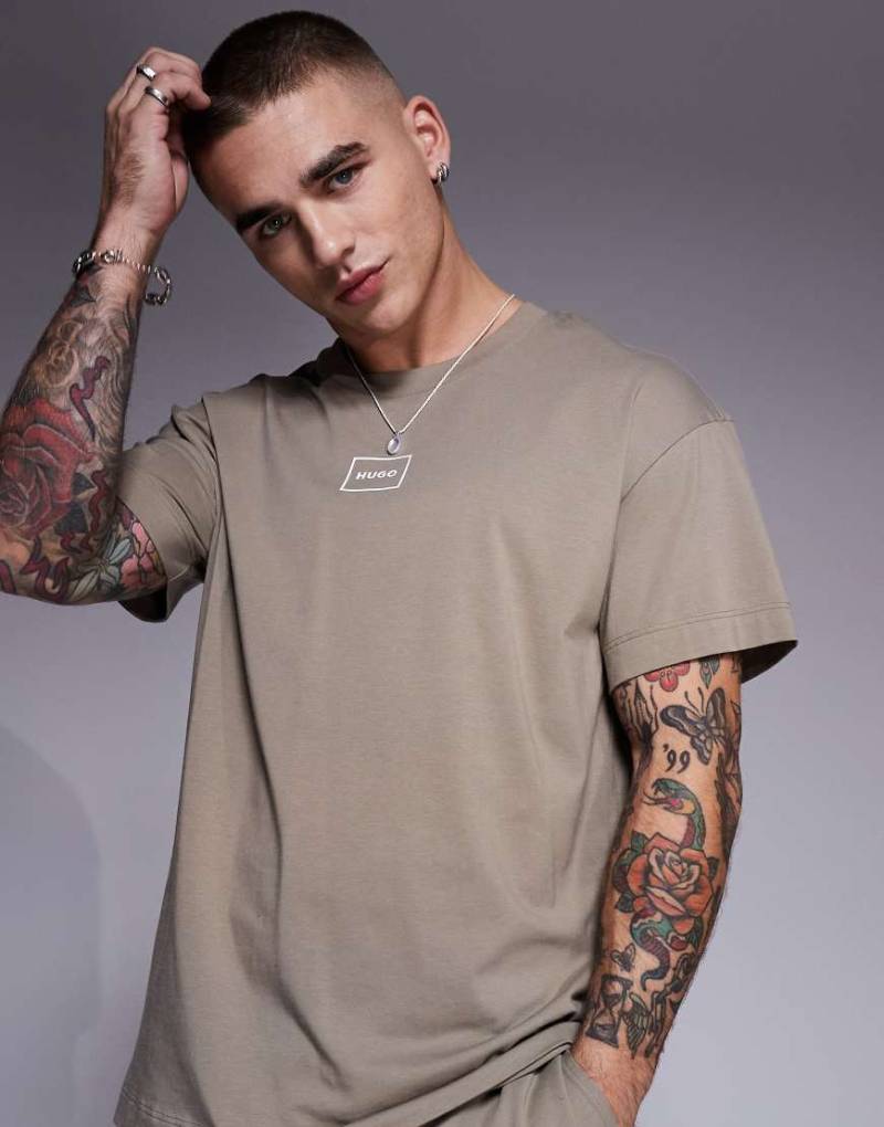 HUGO Red - Laze - Locker geschnittenes Lounge-T-Shirt in Hellbraun mit mittigem Kasten-Logo, Kombiteil von Hugo Red