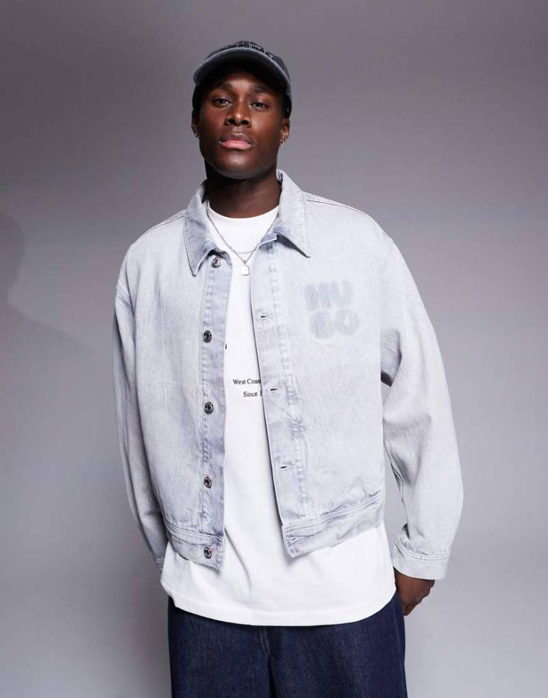 HUGO Red - Locker geschnittene Jeansjacke in Bleach-Waschung mit durchbrochenem Logo-Blau von Hugo Red