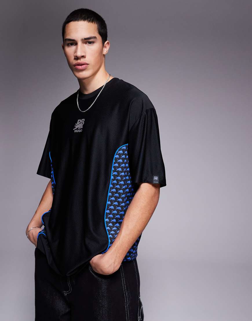 HUGO Red - Red Bull Racing Capsule - Dinokey - Oversize-T-Shirt in Schwarz mit mittigem Logo von Hugo Red