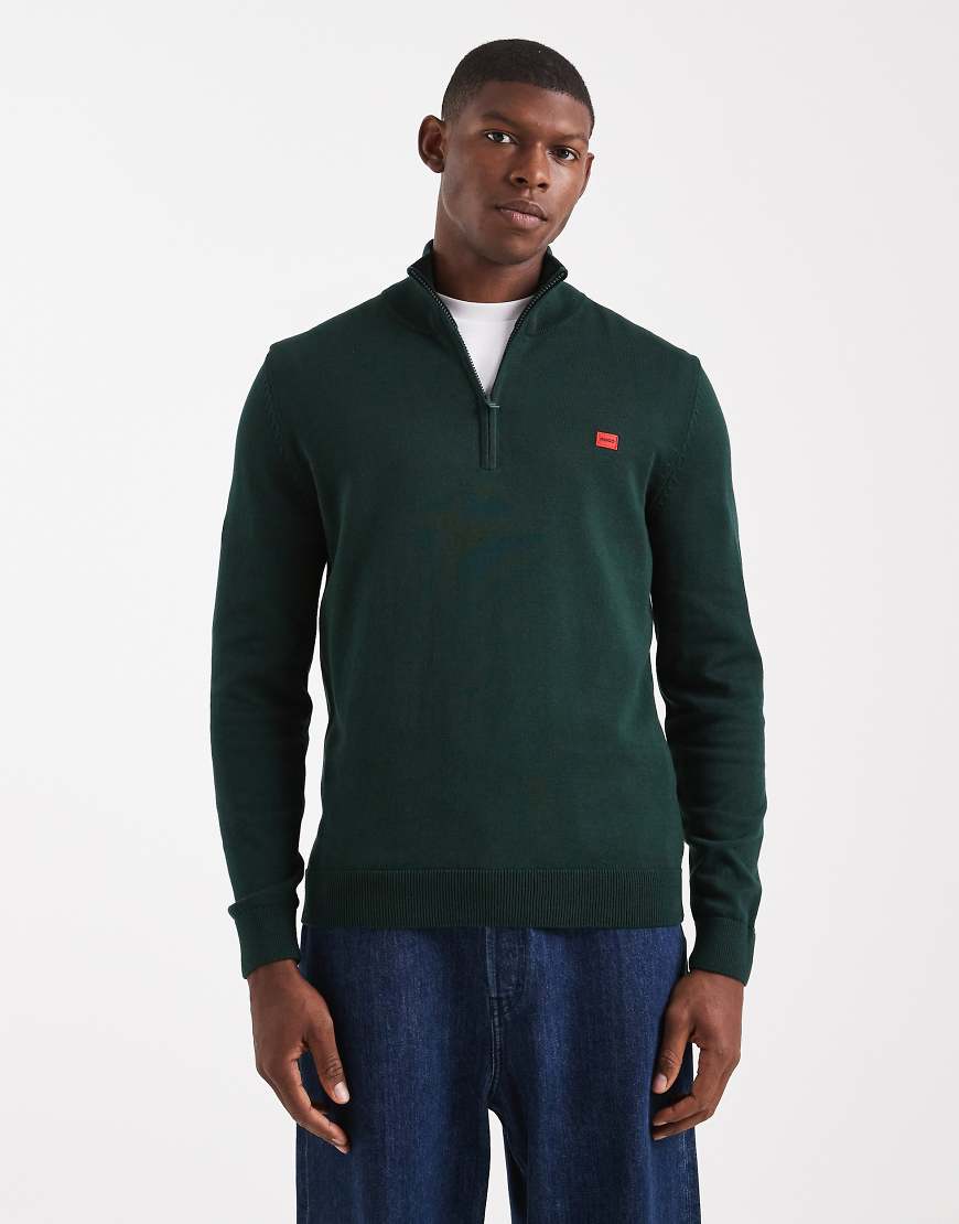 HUGO Red - San Quintus - Strickpullover in Dunkelgrün mit halblangem Reißverschluss und Logo-Label von Hugo Red
