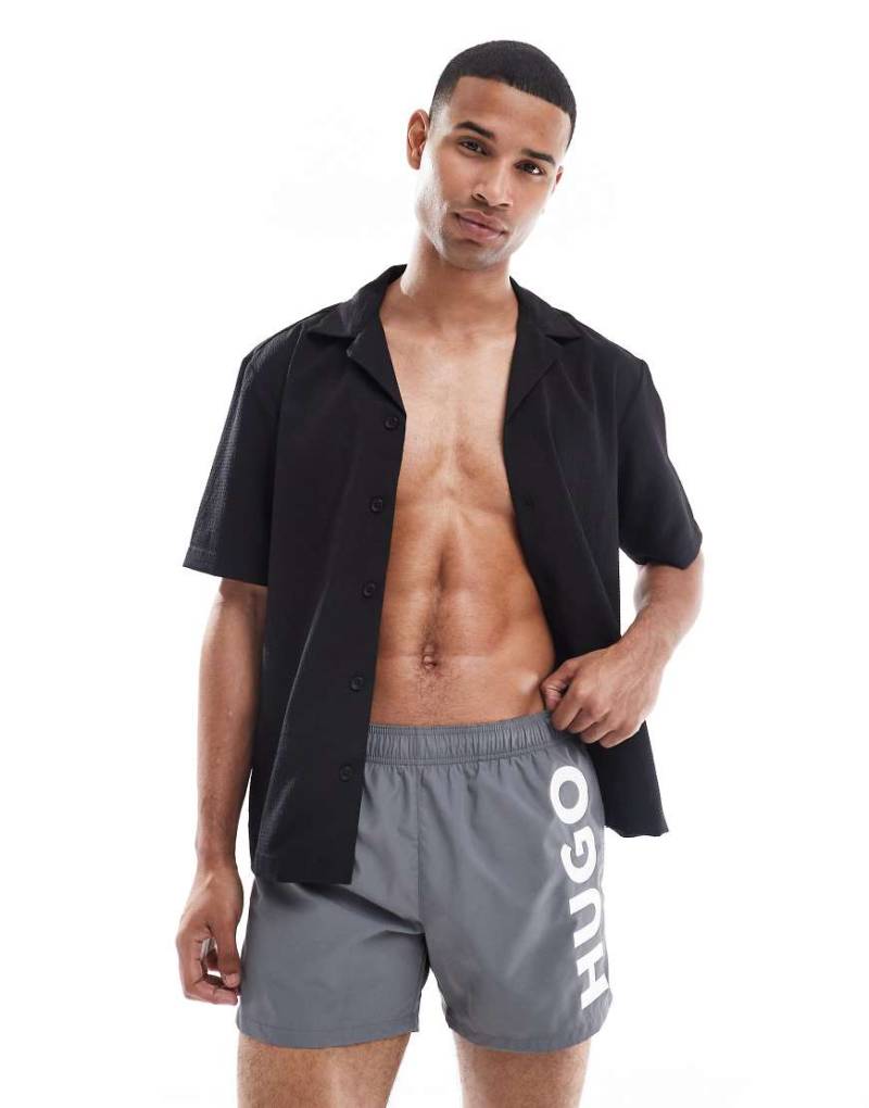 HUGO Red - Shorts in Grau mit Logo von Hugo Red