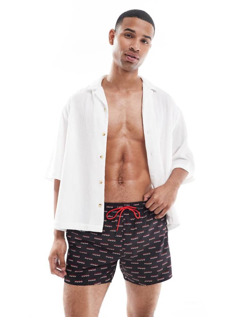 HUGO Red - Shorts mit Logo-Muster in Schwarz und Rot von Hugo Red