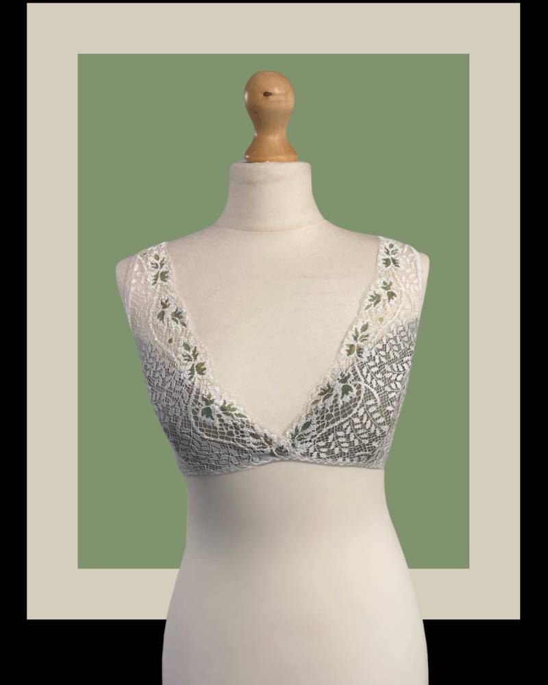 Winterhölzer/ Salbeifarbene Merino-Wolle-Bralette Mit Elfenbeinspitze/ Handgemachtes Dessous von HuldraLingerie