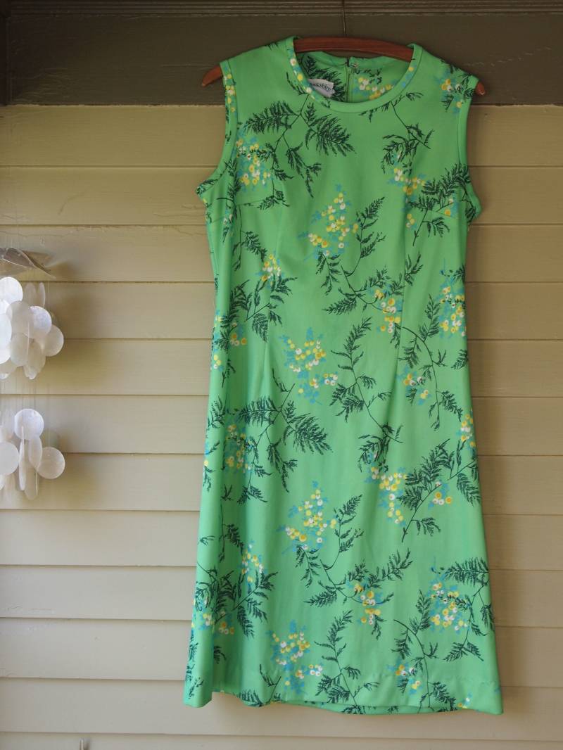 Jahrgang 1970-Kleid Mit Floralem Muster von HullabalooVintage