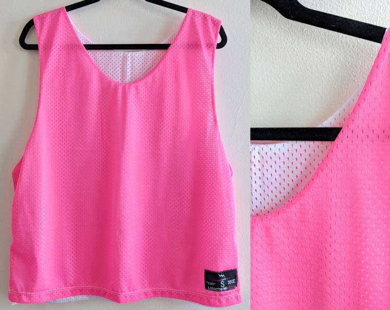 Neonpink Abgeschnitten Jersey Mit "Roxy" Gedruckt Auf Der Rückseite Reversible, Weiße Seite Neonpink Abgeschnitten Jersey Mit "Roxy" Gedruckt Auf Der Rückseite Reversible, Weiße Seite von HumanNightmare