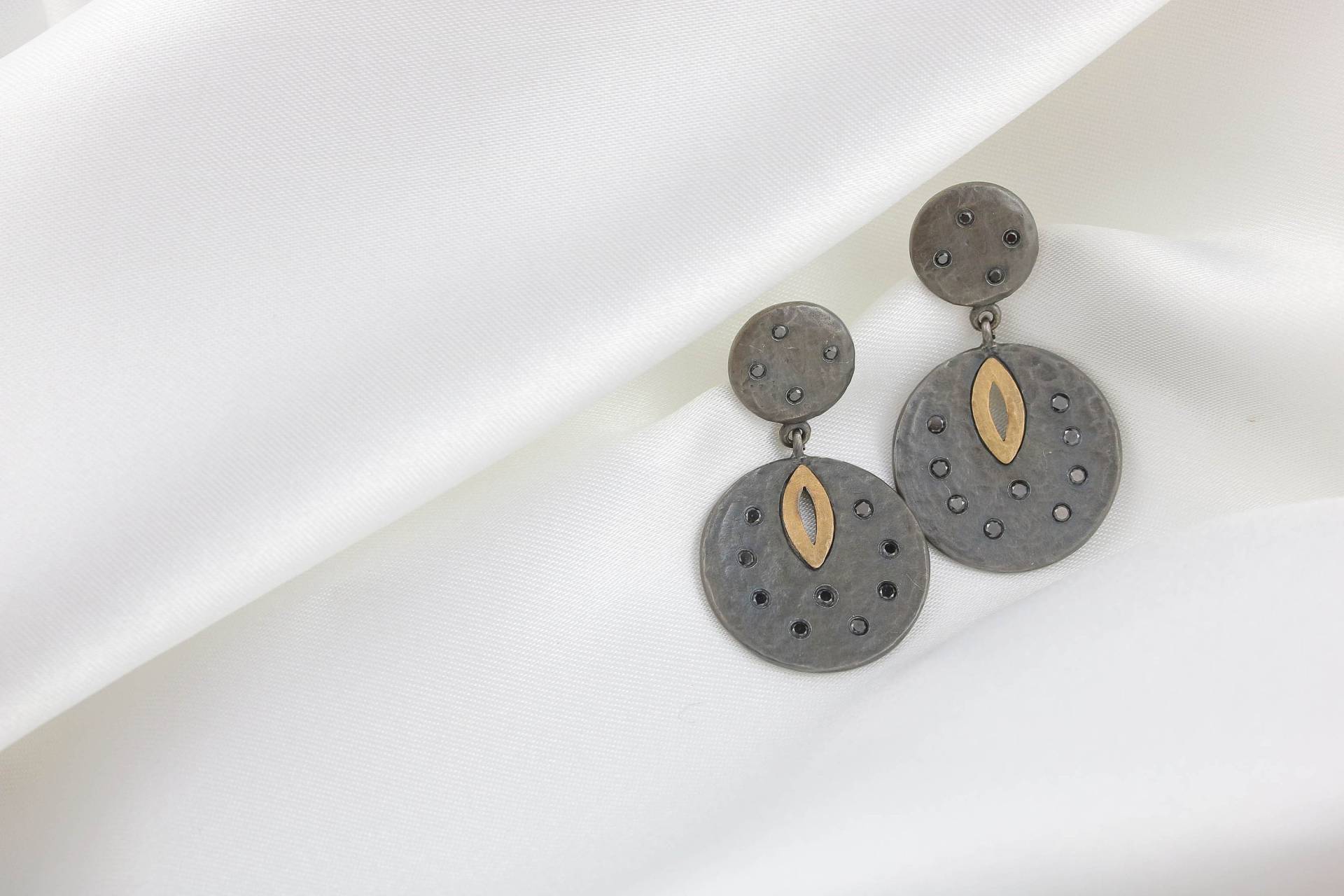 18Kt Gold & Oxidierte Silber Disc Ohrringe | Schwarze Diamant Ohrringe Ausgefallene Einzigartiger Schwarzer Scheiben Ohrring Doppelscheibe von HumbleandSpark