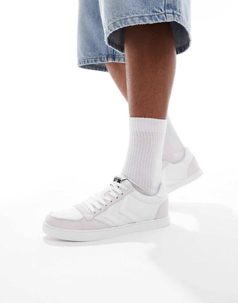 Hummel - Slimmer Stadil - Farblich abgestimmte Low Top Sneaker aus Canvas in Weiß von Hummel