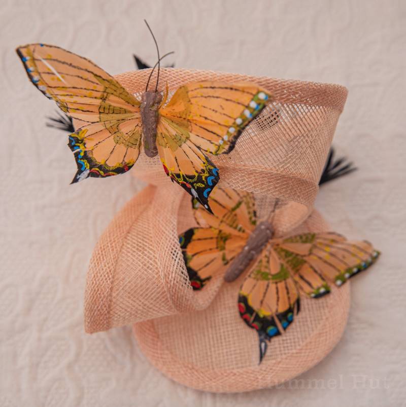 Fascinator - Beige Mit Schmetterlingen Fascinator - Beige Mit Schmetterlingen von HummelHutDesign
