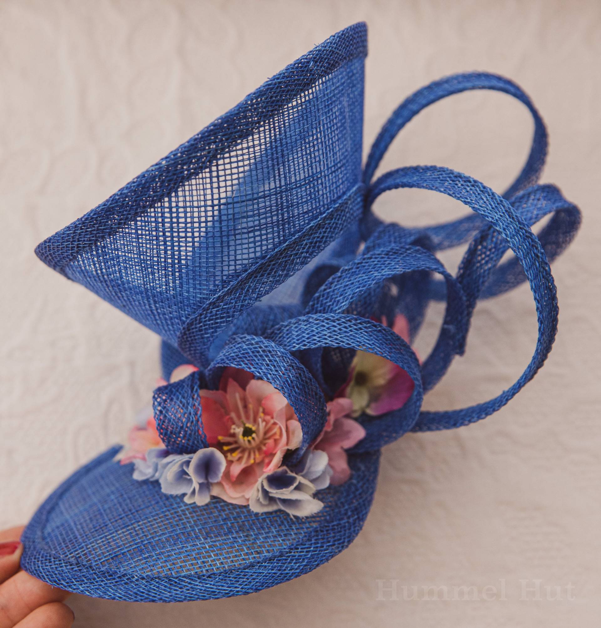 Fascinator - Blau Mit Bunten Blumen Fascinator - Blau Mit Bunten Blumen von HummelHutDesign