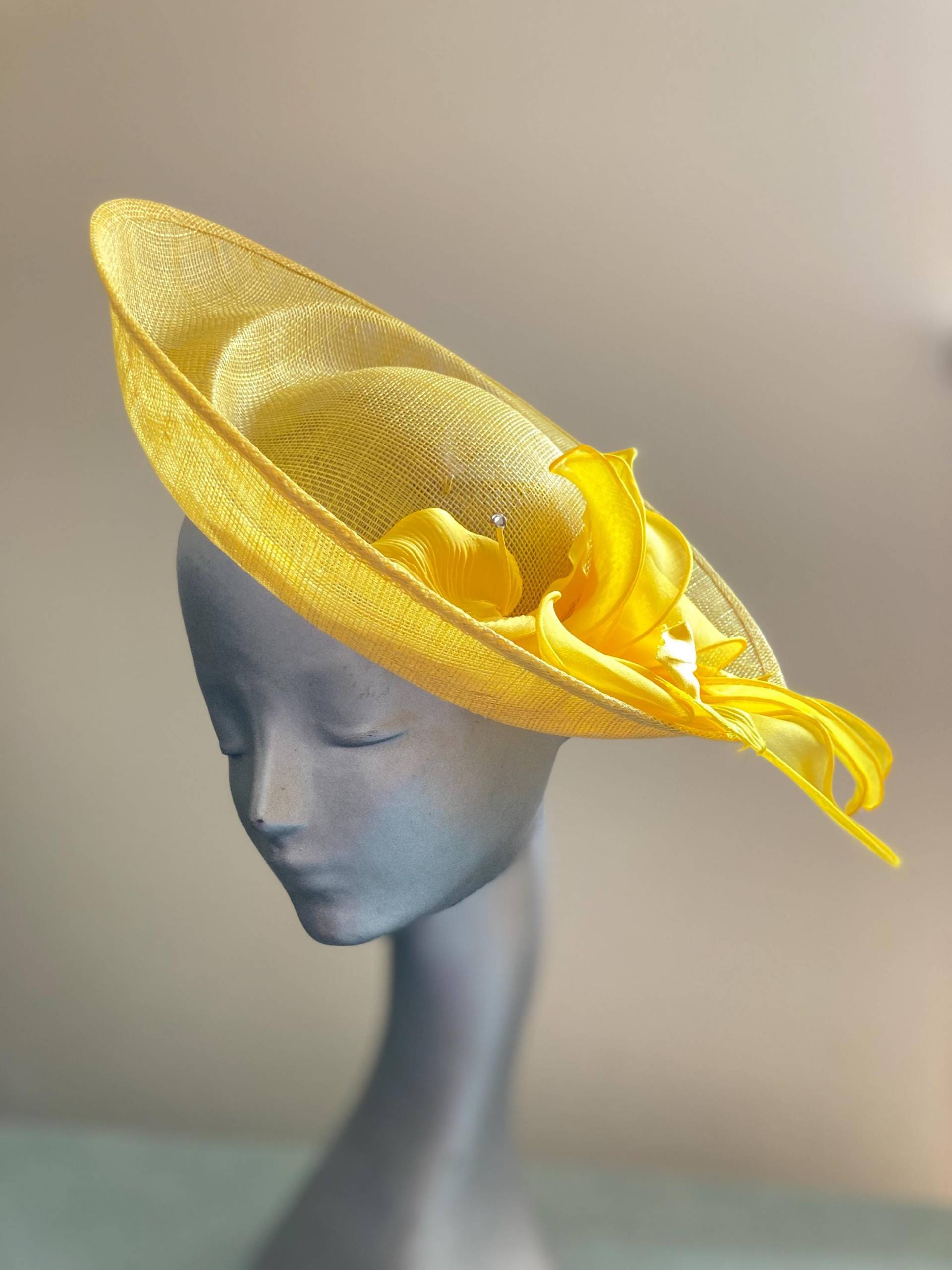 Fascinator Gelb Mit Seidenblume von HummelHutDesign