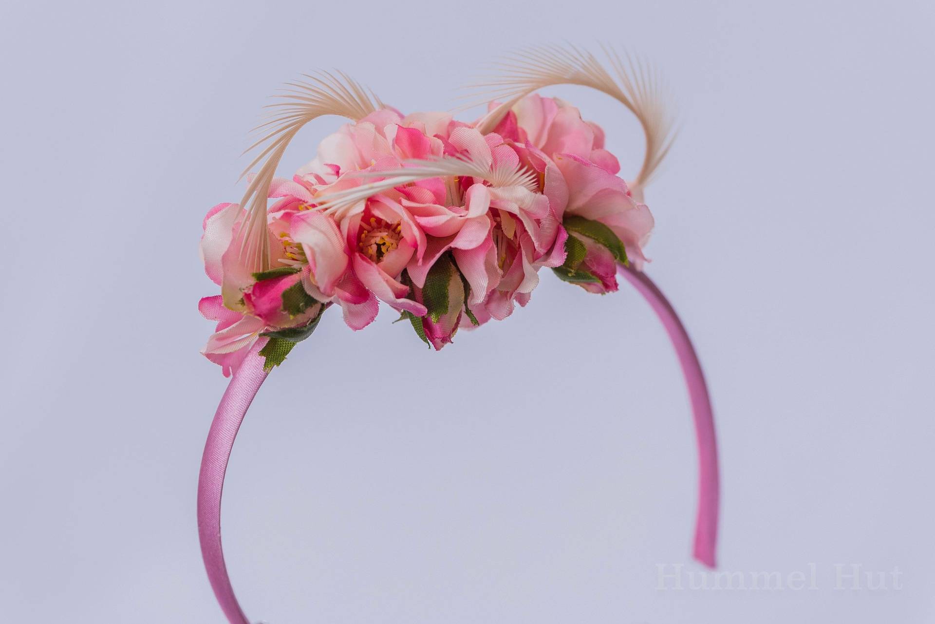 Fascinator Haarreif Mit Blumen Und Federn in Rosa Fascinator Haarreif Mit Blumen Und Federn in Rosa von HummelHutDesign