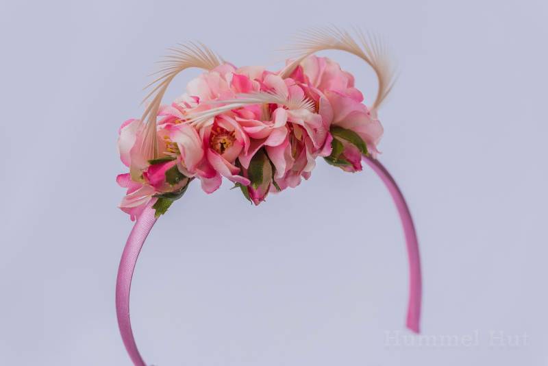 Fascinator Haarreif Mit Blumen Und Federn in Rosa Fascinator Haarreif Mit Blumen Und Federn in Rosa von HummelHutDesign
