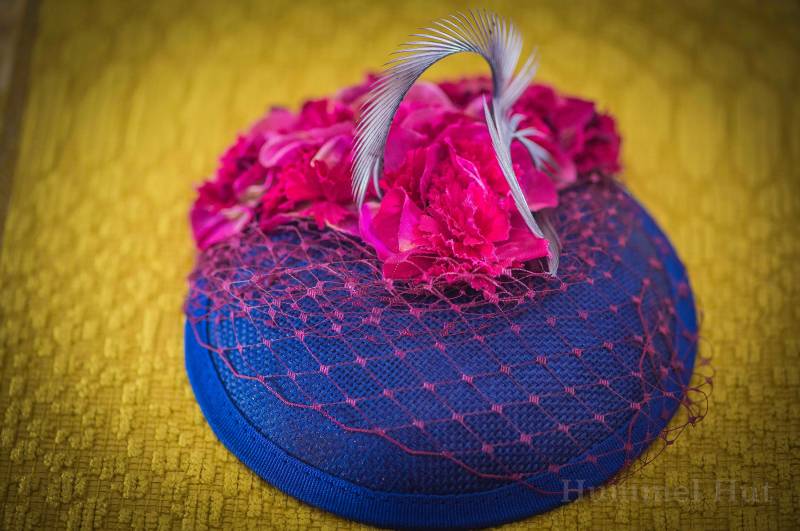 Fascinator Mit Blumen Und Federn in Blau-Pink Fascinator Mit Blumen Und Federn in Blau-Pink von HummelHutDesign