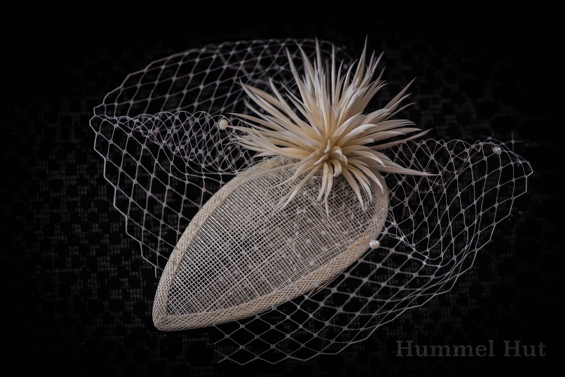 Hochzeit Fascinator Mit Federn Für Die Braut in Weiß-Elfenbein Hochzeit Fascinator Mit Federn Für Die Braut in Weiß-Elfenbein von HummelHutDesign