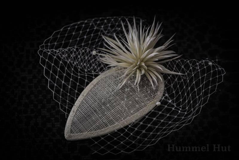 Hochzeit Fascinator Mit Federn Für Die Braut in Weiß-Elfenbein Hochzeit Fascinator Mit Federn Für Die Braut in Weiß-Elfenbein von HummelHutDesign