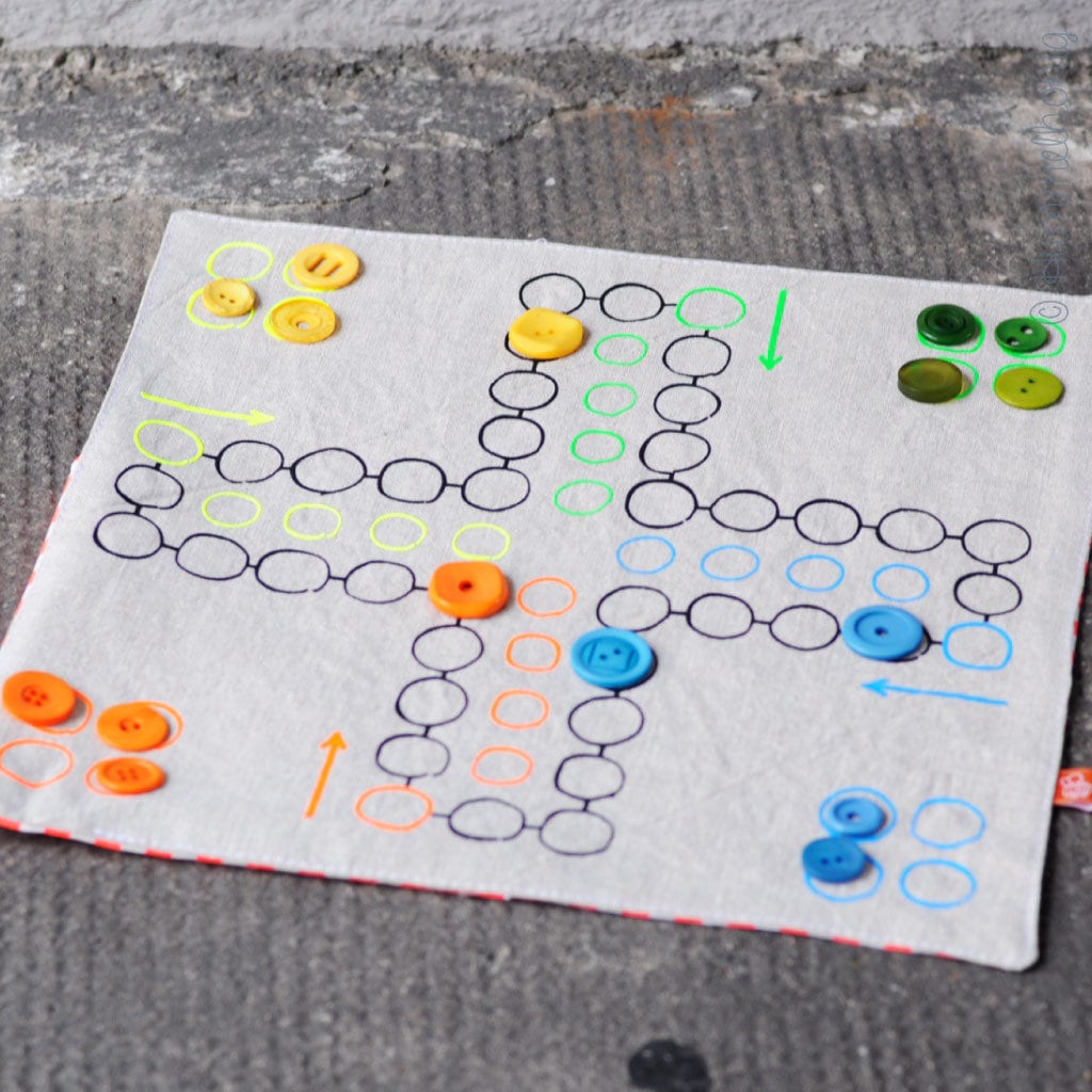 Bügelbild Spiel Ludo, Mehrfarbig, Flockfolie Oder Flexfolie in Wunschfarbe, Zum Aufbügeln Auf Textilien Mit Hohem Baumwollgehalt Bügelbild Spiel Ludo, Mehrfarbig, Flockfolie Oder Flexfolie in Wunschfarbe, Zum Aufbügeln Auf Textilien Mit Hohem Baumwollgehalt von Hummelhonig
