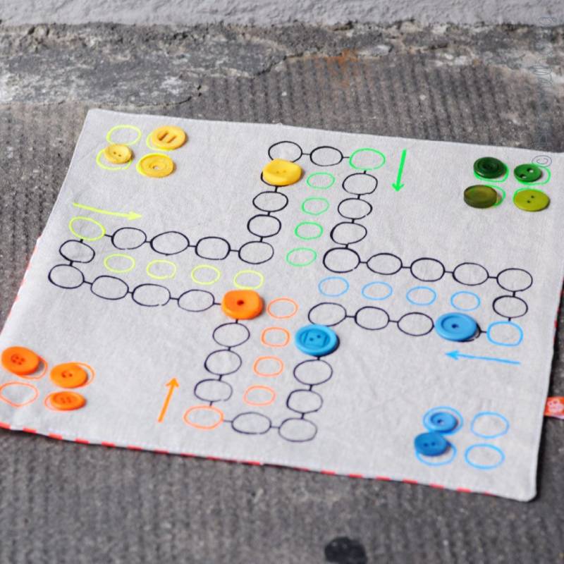 Bügelbild Spiel Ludo, Mehrfarbig, Flockfolie Oder Flexfolie in Wunschfarbe, Zum Aufbügeln Auf Textilien Mit Hohem Baumwollgehalt von Hummelhonig