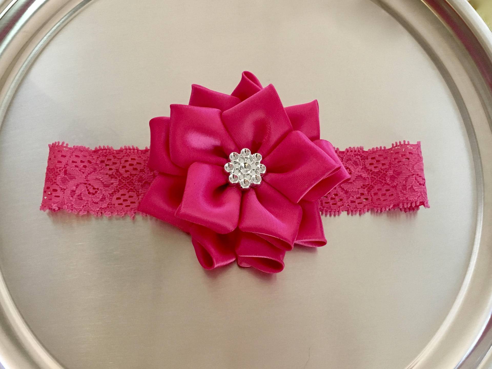 Heiße Rosa Blume Stretch Stirnband, Satinband Blume, Baby Stirnband von HummingbirdWayLLC