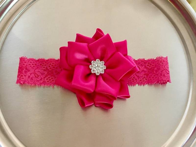 Heiße Rosa Blume Stretch Stirnband, Satinband Blume, Baby Stirnband von HummingbirdWayLLC