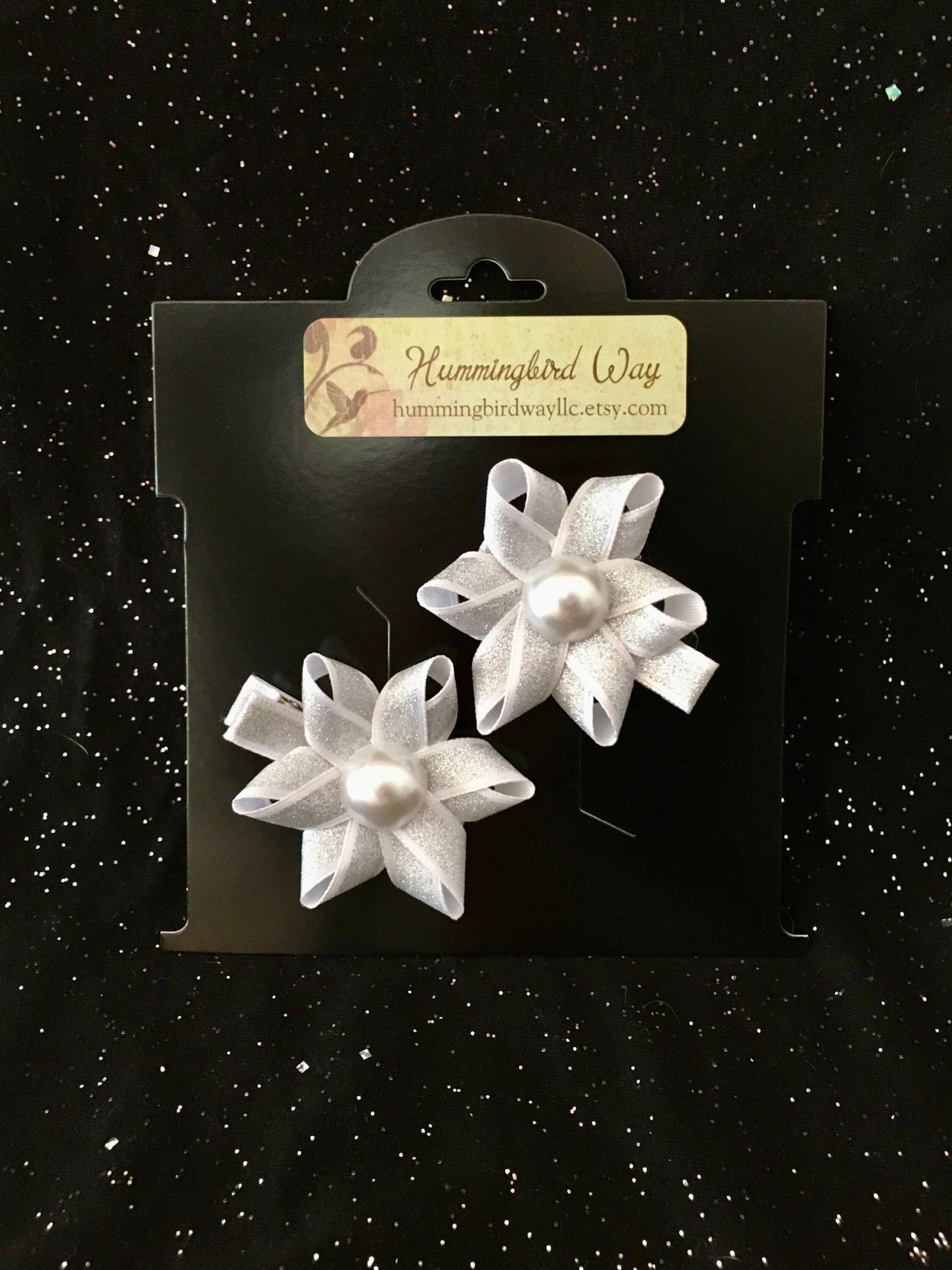 Silber Schneeflocke Haarspange Set Sparkle Ribbon Bögen, Perle Mitte Silber Schneeflocke Haarspange Set Sparkle Ribbon Bögen, Perle Mitte von HummingbirdWayLLC