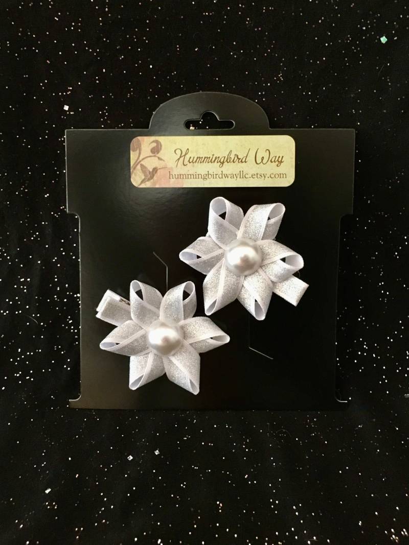 Silber Schneeflocke Haarspange Set Sparkle Ribbon Bögen, Perle Mitte Silber Schneeflocke Haarspange Set Sparkle Ribbon Bögen, Perle Mitte von HummingbirdWayLLC