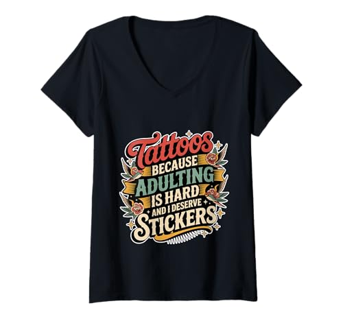 Damen Adulting’s Tough So I Get Tattoo Stickers - T-Shirt mit V-Ausschnitt Damen Adulting’s Tough So I Get Tattoo Stickers - T-Shirt mit V-Ausschnitt von Humor Anti-Adult-Lebensvibes