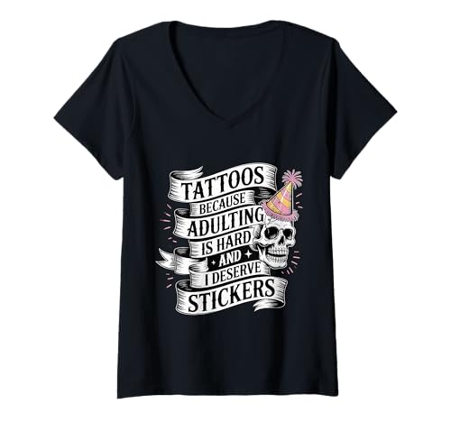 Damen Adulting’s Tough So I Get Tattoo Stickers |- T-Shirt mit V-Ausschnitt Damen Adulting’s Tough So I Get Tattoo Stickers |- T-Shirt mit V-Ausschnitt von Humor Anti-Adult-Lebensvibes