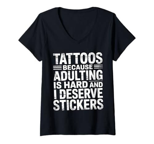 Damen Adulting’s Tough So I Get Tattoo Stickers - T-Shirt mit V-Ausschnitt Damen Adulting’s Tough So I Get Tattoo Stickers - T-Shirt mit V-Ausschnitt von Humor Anti-Adult-Lebensvibes