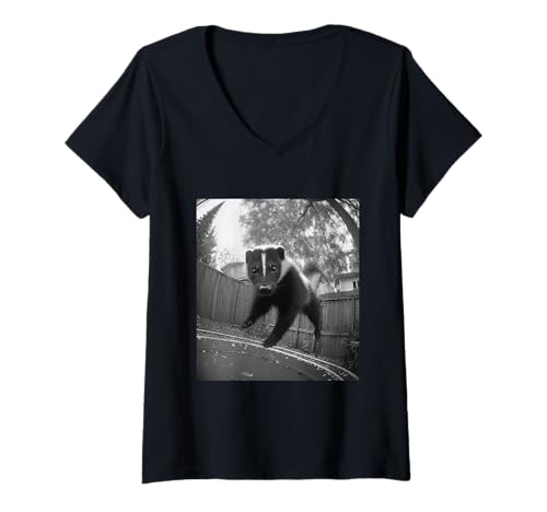 Damen Lustige Skunk Jumping on a Trampolin Forest Animal Grafik T-Shirt mit V-Ausschnitt Damen Lustige Skunk Jumping on a Trampolin Forest Animal Grafik T-Shirt mit V-Ausschnitt von Humorous Backyard Animals Wildlife Clothing