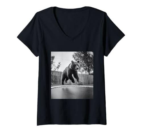 Damen Lustiger Bär springt auf Trampolin Waldtier Grafik T-Shirt mit V-Ausschnitt Damen Lustiger Bär springt auf Trampolin Waldtier Grafik T-Shirt mit V-Ausschnitt von Humorous Backyard Animals Wildlife Clothing