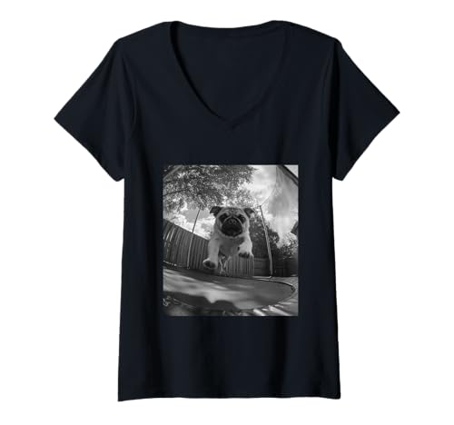 Damen Lustiger Mops springt auf einem Trampolin Hinterhof Hundeliebhaber Grafik T-Shirt mit V-Ausschnitt Damen Lustiger Mops springt auf einem Trampolin Hinterhof Hundeliebhaber Grafik T-Shirt mit V-Ausschnitt von Humorous Backyard Animals Wildlife Clothing
