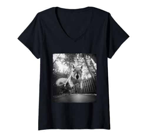 Damen Lustiges Eichhörnchen springt auf Trampolin Waldtier Grafik T-Shirt mit V-Ausschnitt Damen Lustiges Eichhörnchen springt auf Trampolin Waldtier Grafik T-Shirt mit V-Ausschnitt von Humorous Backyard Animals Wildlife Clothing