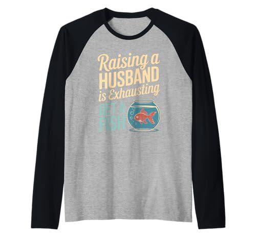 Lustiger Spruch Aufziehen Ehemann ist erschöpfender Witz Frauen Männer Raglan Lustiger Spruch Aufziehen Ehemann ist erschöpfender Witz Frauen Männer Raglan von Humorous Marriage Sarcasm Pet Fish Wife Life