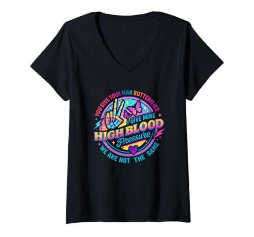 Damen Sie geben Ihrem Mann Schmetterlinge hohen Blutdruck T-Shirt mit V-Ausschnitt Damen Sie geben Ihrem Mann Schmetterlinge hohen Blutdruck T-Shirt mit V-Ausschnitt von Humorous Relationship Graphics Lovers