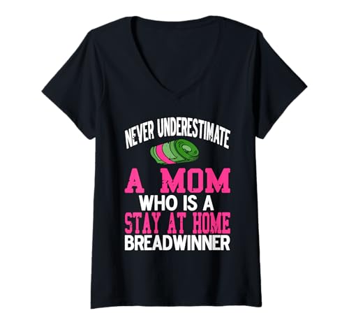 Damen Unterschätze Nie Lustige Zuhause Mama Brotverdiener Spruch T-Shirt mit V-Ausschnitt Damen Unterschätze Nie Lustige Zuhause Mama Brotverdiener Spruch T-Shirt mit V-Ausschnitt von Humorvolle Starke Sprüche für Mutige Stolze Mütter