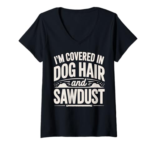Damen I'm Covered In Dog Hair and Sawdust Holzwerkstatt T-Shirt mit V-Ausschnitt Damen I'm Covered In Dog Hair and Sawdust Holzwerkstatt T-Shirt mit V-Ausschnitt von Hundebesitzer Holzarbeiter Zimmermann