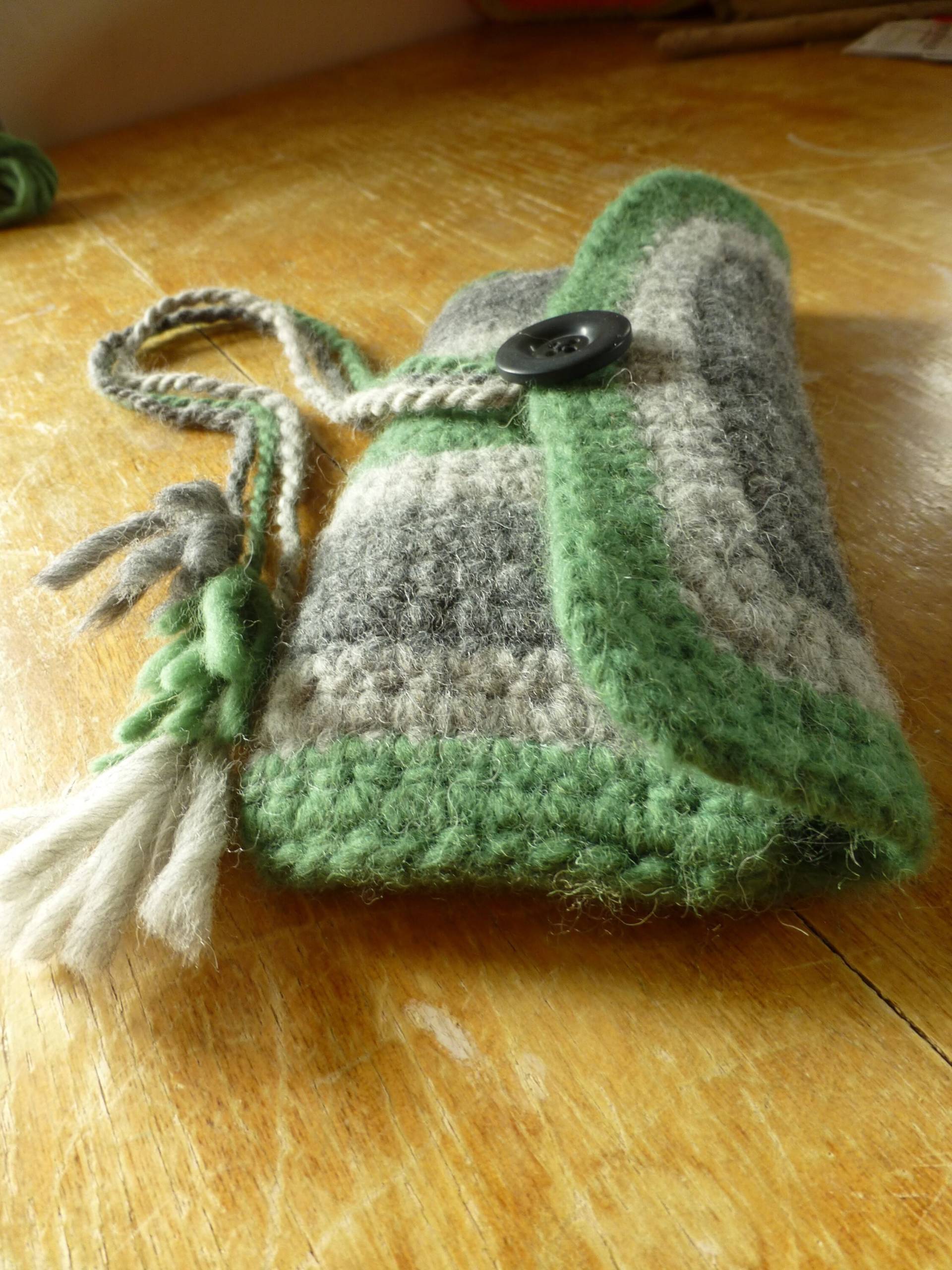 Gehäckelt Und Gefilztes Täschchen Brillenetui Handyhülle Kosmetiktäschchen Tabaktasche Gehäckelt Und Gefilztes Täschchen Brillenetui Handyhülle Kosmetiktäschchen Tabaktasche von HundertSachenMachen